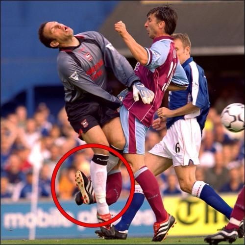 Tiền đạo Luc Nilis (Aston Villa) gãy chân trong pha va chạm với với thủ môn đội Ipswich Town, Richard Wright trong trận đấu tại giải Ngoại hạng Anh năm 2000.